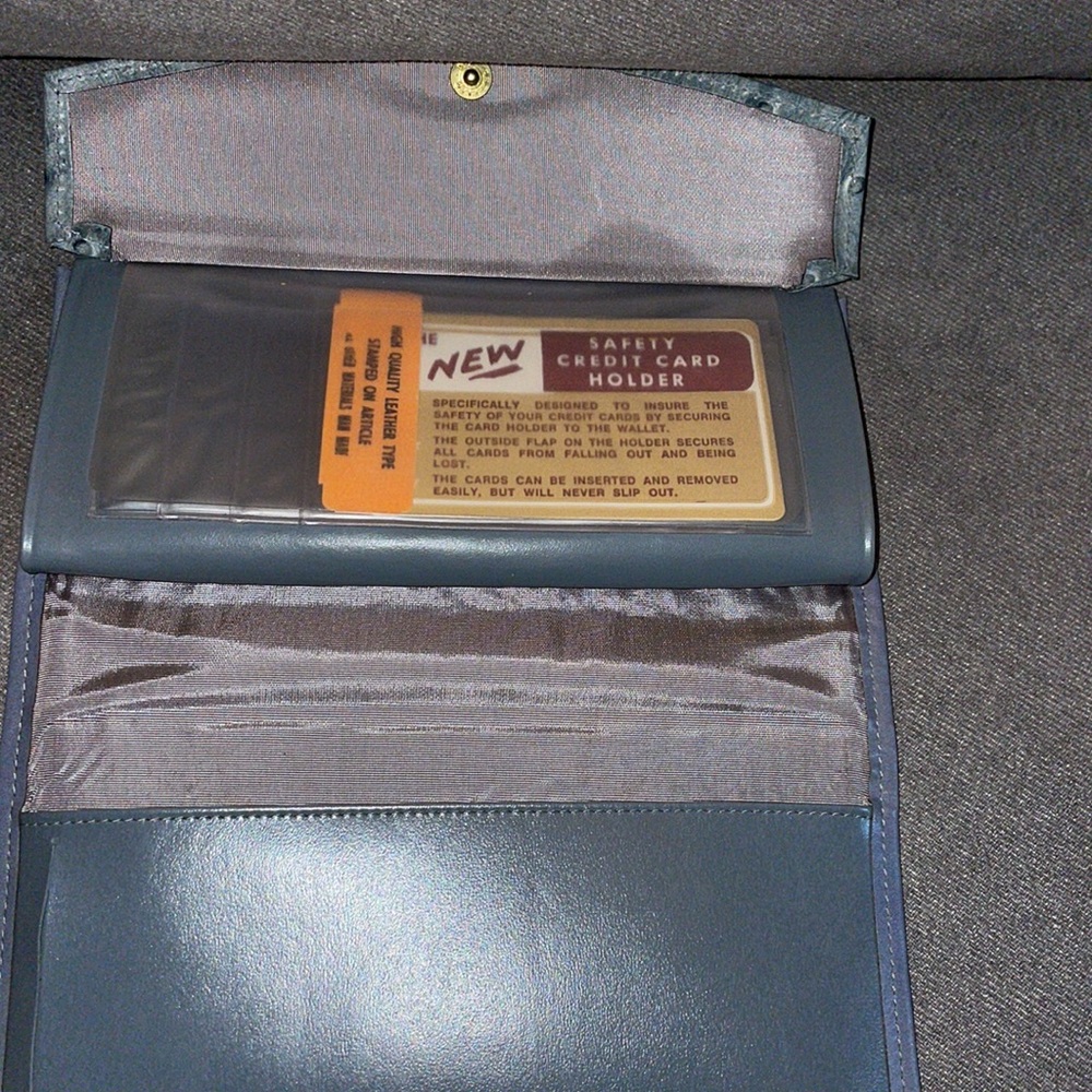 NEW VINTAGE Women’s Gray Leather Wallet. - Picture 2 of 8